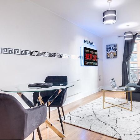 Maevela Apartments - Arcadian Versace Themed Apt ☆ Huge Balcony / Free Parking → Free Netflix -2 Min Walk From Birmingham Hippodrome Theatre, Arcadian, China Town, Sidewalk Club, Gay Village, 5 Mins From New Street Train Station - Birmingham Grand Ce Kültér fotó