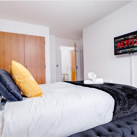 Maevela Apartments - Arcadian Versace Themed Apt ☆ Huge Balcony / Free Parking → Free Netflix -2 Min Walk From Birmingham Hippodrome Theatre, Arcadian, China Town, Sidewalk Club, Gay Village, 5 Mins From New Street Train Station - Birmingham Grand Ce Kültér fotó