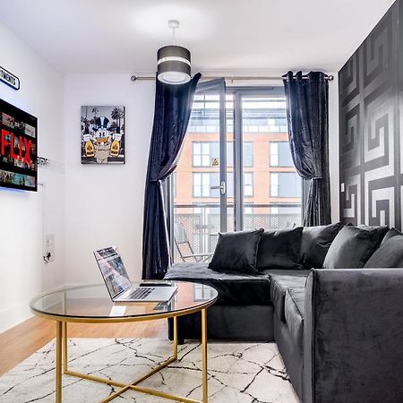 Maevela Apartments - Arcadian Versace Themed Apt ☆ Huge Balcony / Free Parking → Free Netflix -2 Min Walk From Birmingham Hippodrome Theatre, Arcadian, China Town, Sidewalk Club, Gay Village, 5 Mins From New Street Train Station - Birmingham Grand Ce Kültér fotó