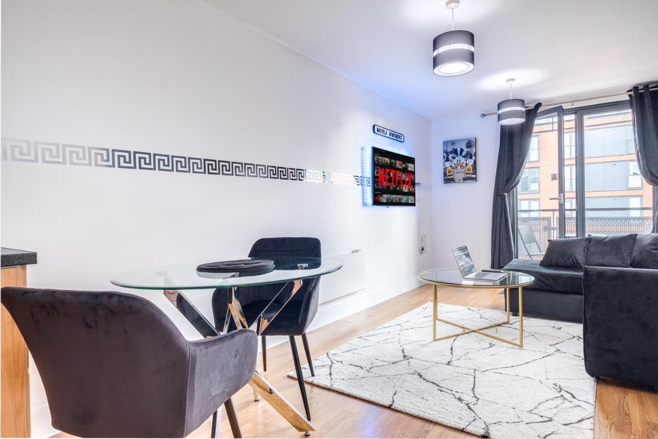 Maevela Apartments - Arcadian Versace Themed Apt ☆ Huge Balcony / Free Parking → Free Netflix -2 Min Walk From Birmingham Hippodrome Theatre, Arcadian, China Town, Sidewalk Club, Gay Village, 5 Mins From New Street Train Station - Birmingham Grand Ce Kültér fotó