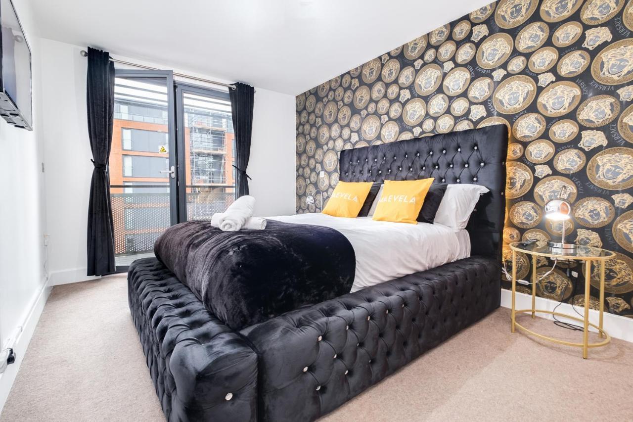 Maevela Apartments - Arcadian Versace Themed Apt ☆ Huge Balcony / Free Parking → Free Netflix -2 Min Walk From Birmingham Hippodrome Theatre, Arcadian, China Town, Sidewalk Club, Gay Village, 5 Mins From New Street Train Station - Birmingham Grand Ce Kültér fotó