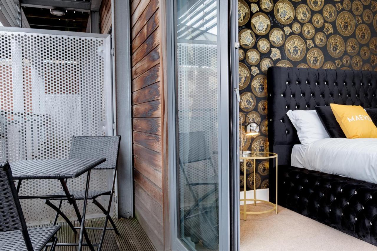 Maevela Apartments - Arcadian Versace Themed Apt ☆ Huge Balcony / Free Parking → Free Netflix -2 Min Walk From Birmingham Hippodrome Theatre, Arcadian, China Town, Sidewalk Club, Gay Village, 5 Mins From New Street Train Station - Birmingham Grand Ce Kültér fotó