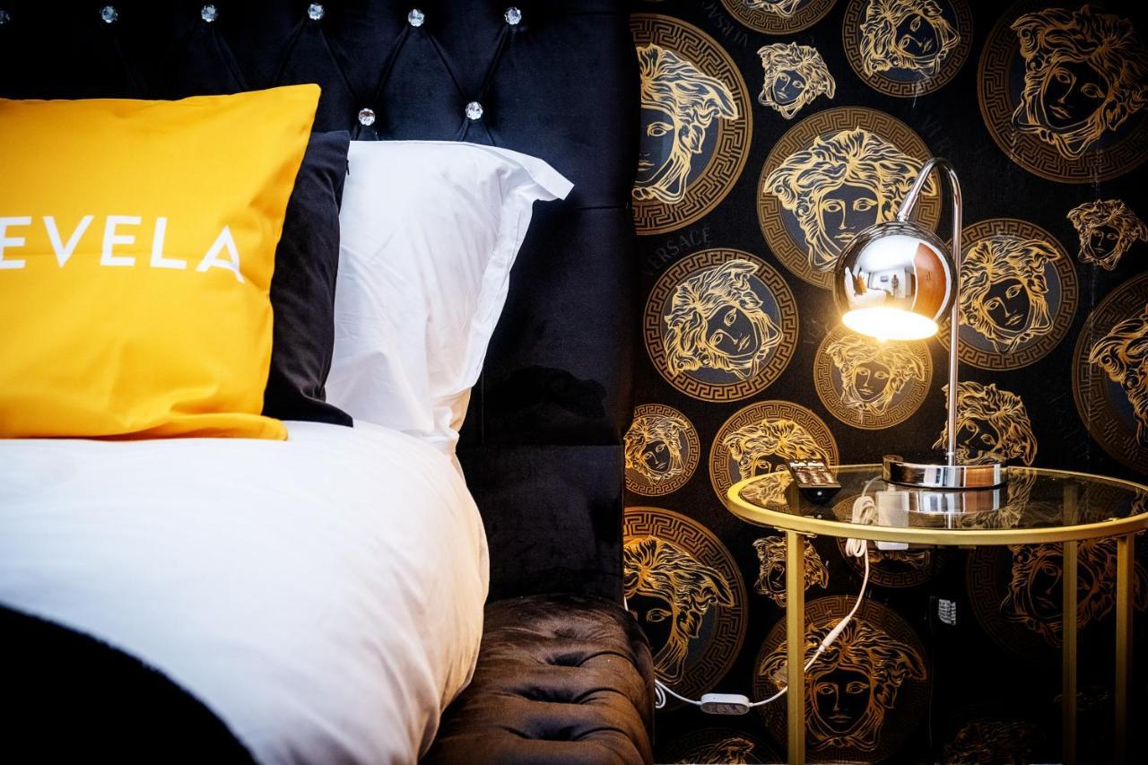 Maevela Apartments - Arcadian Versace Themed Apt ☆ Huge Balcony / Free Parking → Free Netflix -2 Min Walk From Birmingham Hippodrome Theatre, Arcadian, China Town, Sidewalk Club, Gay Village, 5 Mins From New Street Train Station - Birmingham Grand Ce Kültér fotó