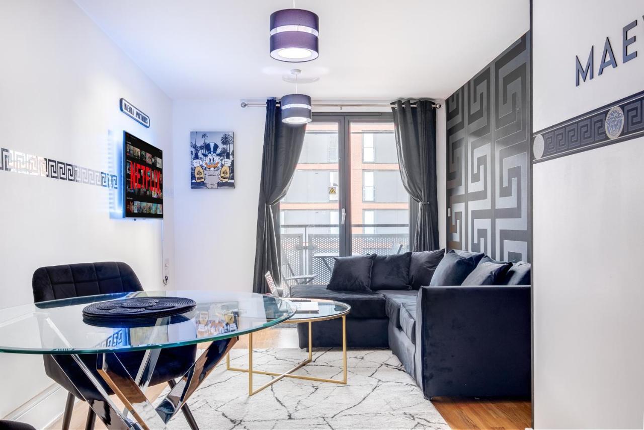 Maevela Apartments - Arcadian Versace Themed Apt ☆ Huge Balcony / Free Parking → Free Netflix -2 Min Walk From Birmingham Hippodrome Theatre, Arcadian, China Town, Sidewalk Club, Gay Village, 5 Mins From New Street Train Station - Birmingham Grand Ce Kültér fotó