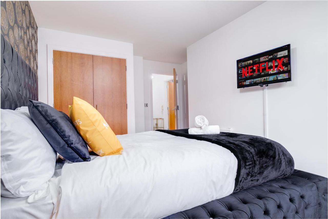 Maevela Apartments - Arcadian Versace Themed Apt ☆ Huge Balcony / Free Parking → Free Netflix -2 Min Walk From Birmingham Hippodrome Theatre, Arcadian, China Town, Sidewalk Club, Gay Village, 5 Mins From New Street Train Station - Birmingham Grand Ce Kültér fotó
