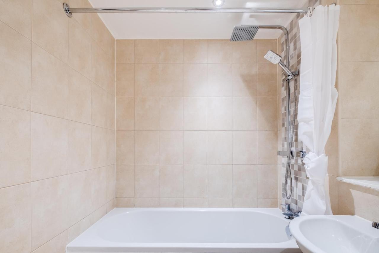 Maevela Apartments - Arcadian Versace Themed Apt ☆ Huge Balcony / Free Parking → Free Netflix -2 Min Walk From Birmingham Hippodrome Theatre, Arcadian, China Town, Sidewalk Club, Gay Village, 5 Mins From New Street Train Station - Birmingham Grand Ce Kültér fotó
