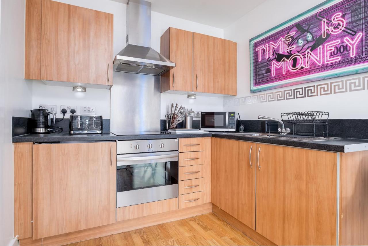 Maevela Apartments - Arcadian Versace Themed Apt ☆ Huge Balcony / Free Parking → Free Netflix -2 Min Walk From Birmingham Hippodrome Theatre, Arcadian, China Town, Sidewalk Club, Gay Village, 5 Mins From New Street Train Station - Birmingham Grand Ce Kültér fotó