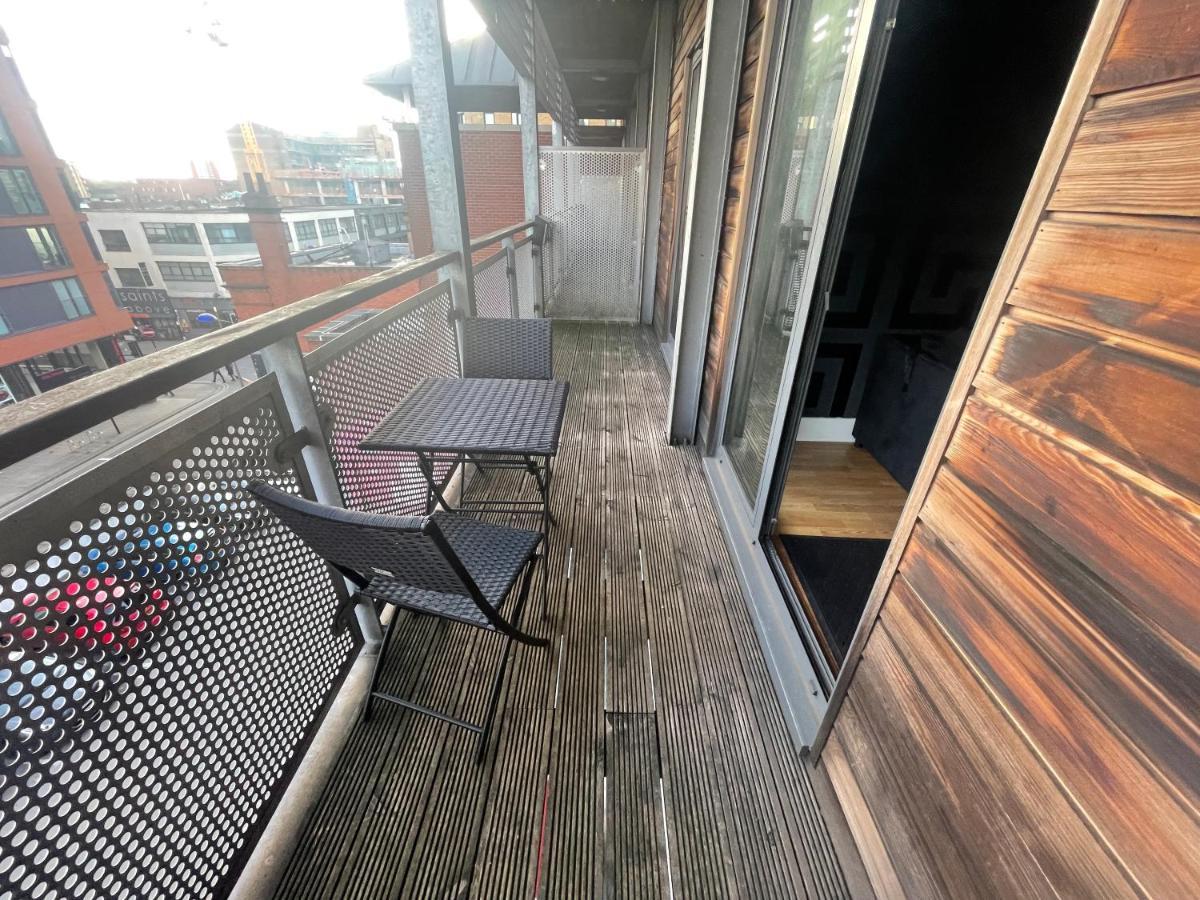 Maevela Apartments - Arcadian Versace Themed Apt ☆ Huge Balcony / Free Parking → Free Netflix -2 Min Walk From Birmingham Hippodrome Theatre, Arcadian, China Town, Sidewalk Club, Gay Village, 5 Mins From New Street Train Station - Birmingham Grand Ce Kültér fotó