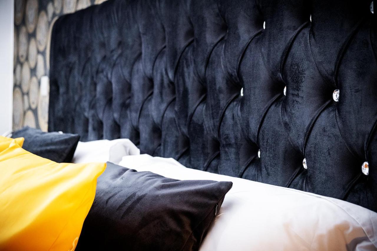 Maevela Apartments - Arcadian Versace Themed Apt ☆ Huge Balcony / Free Parking → Free Netflix -2 Min Walk From Birmingham Hippodrome Theatre, Arcadian, China Town, Sidewalk Club, Gay Village, 5 Mins From New Street Train Station - Birmingham Grand Ce Kültér fotó