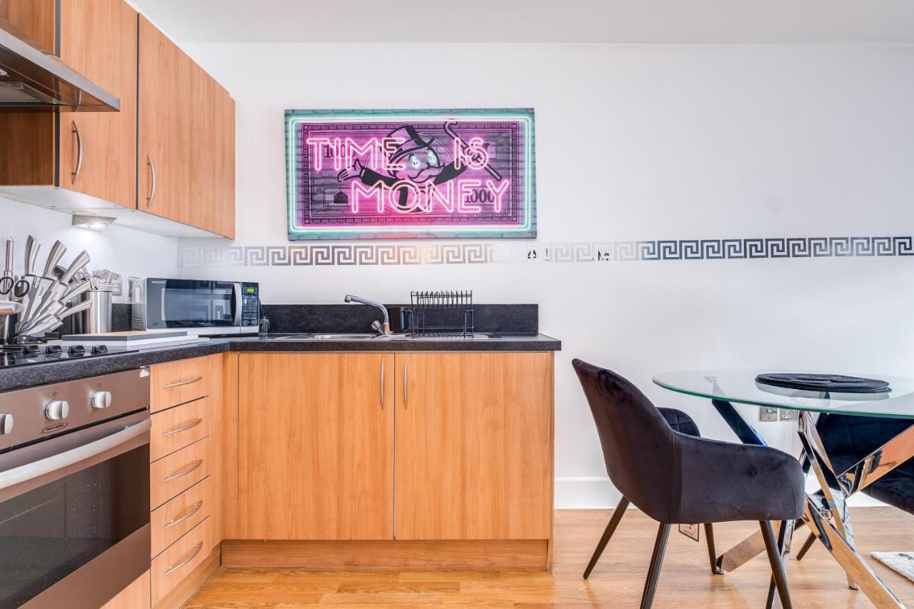 Maevela Apartments - Arcadian Versace Themed Apt ☆ Huge Balcony / Free Parking → Free Netflix -2 Min Walk From Birmingham Hippodrome Theatre, Arcadian, China Town, Sidewalk Club, Gay Village, 5 Mins From New Street Train Station - Birmingham Grand Ce Kültér fotó