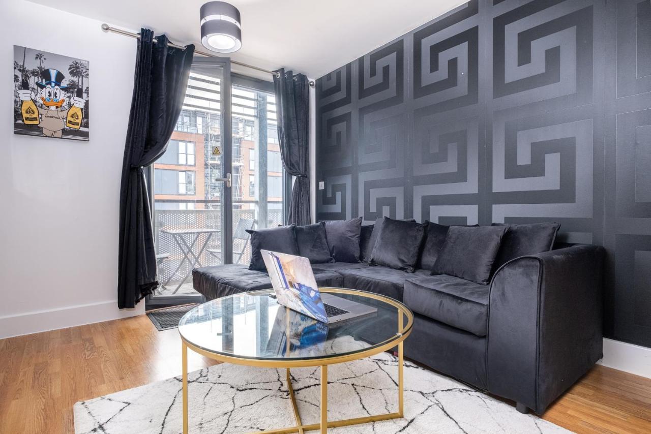 Maevela Apartments - Arcadian Versace Themed Apt ☆ Huge Balcony / Free Parking → Free Netflix -2 Min Walk From Birmingham Hippodrome Theatre, Arcadian, China Town, Sidewalk Club, Gay Village, 5 Mins From New Street Train Station - Birmingham Grand Ce Kültér fotó