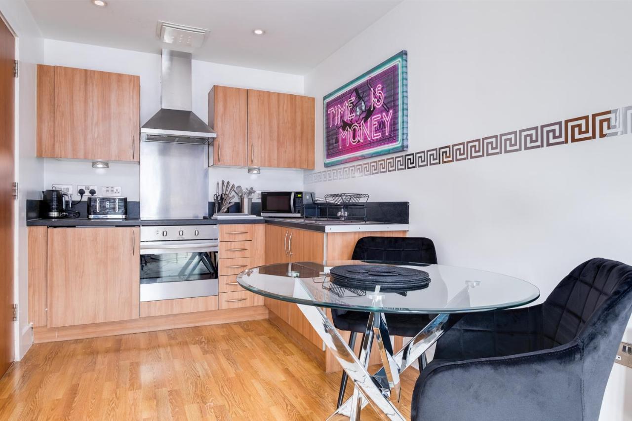 Maevela Apartments - Arcadian Versace Themed Apt ☆ Huge Balcony / Free Parking → Free Netflix -2 Min Walk From Birmingham Hippodrome Theatre, Arcadian, China Town, Sidewalk Club, Gay Village, 5 Mins From New Street Train Station - Birmingham Grand Ce Kültér fotó