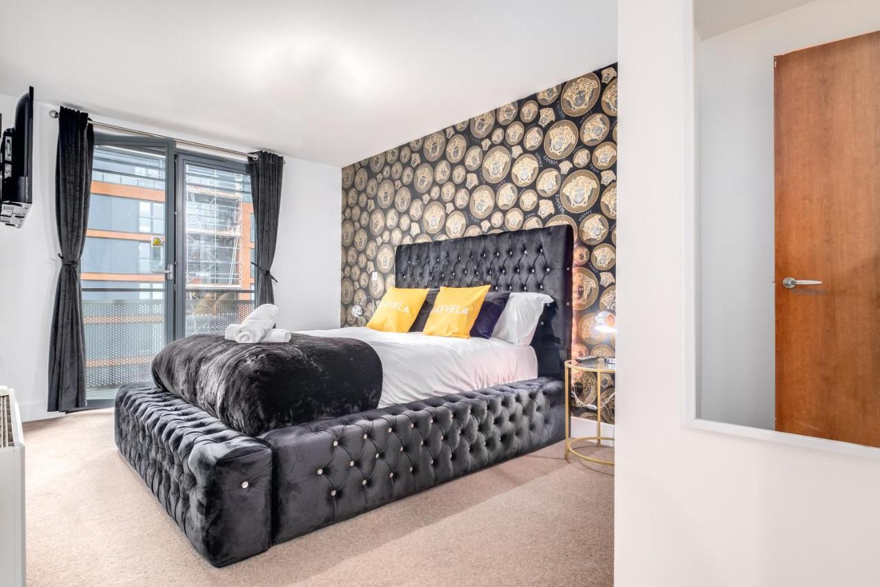 Maevela Apartments - Arcadian Versace Themed Apt ☆ Huge Balcony / Free Parking → Free Netflix -2 Min Walk From Birmingham Hippodrome Theatre, Arcadian, China Town, Sidewalk Club, Gay Village, 5 Mins From New Street Train Station - Birmingham Grand Ce Kültér fotó