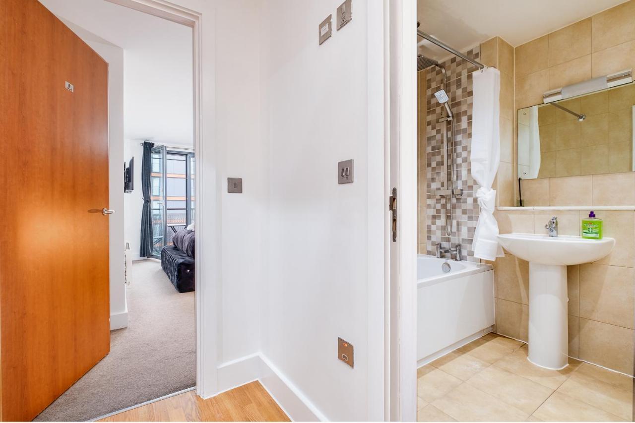 Maevela Apartments - Arcadian Versace Themed Apt ☆ Huge Balcony / Free Parking → Free Netflix -2 Min Walk From Birmingham Hippodrome Theatre, Arcadian, China Town, Sidewalk Club, Gay Village, 5 Mins From New Street Train Station - Birmingham Grand Ce Kültér fotó