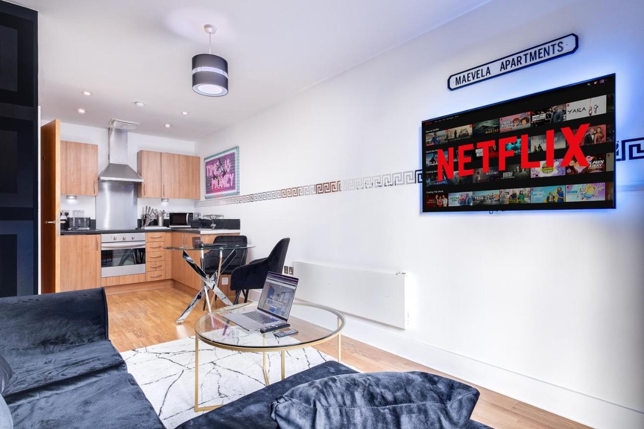 Maevela Apartments - Arcadian Versace Themed Apt ☆ Huge Balcony / Free Parking → Free Netflix -2 Min Walk From Birmingham Hippodrome Theatre, Arcadian, China Town, Sidewalk Club, Gay Village, 5 Mins From New Street Train Station - Birmingham Grand Ce Kültér fotó