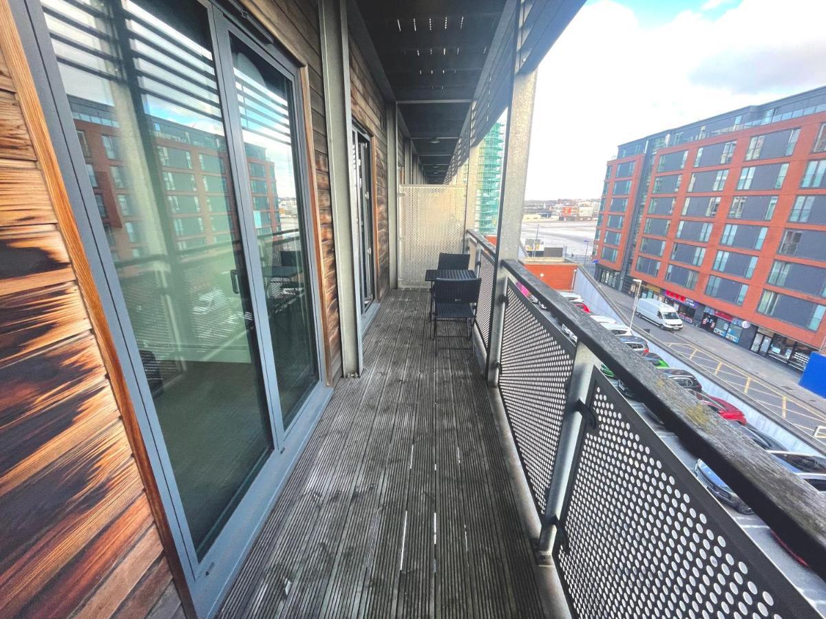 Maevela Apartments - Arcadian Versace Themed Apt ☆ Huge Balcony / Free Parking → Free Netflix -2 Min Walk From Birmingham Hippodrome Theatre, Arcadian, China Town, Sidewalk Club, Gay Village, 5 Mins From New Street Train Station - Birmingham Grand Ce Kültér fotó