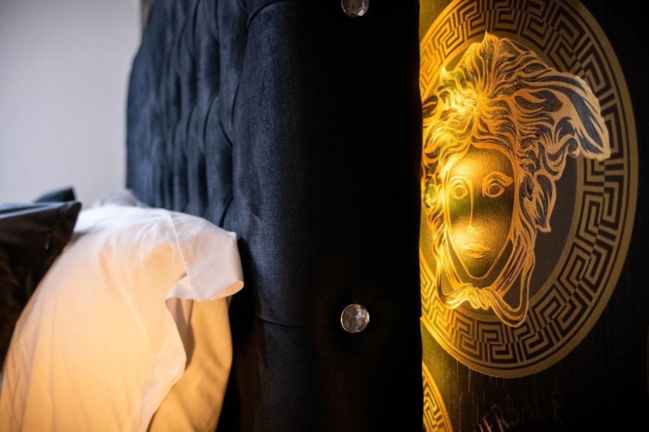 Maevela Apartments - Arcadian Versace Themed Apt ☆ Huge Balcony / Free Parking → Free Netflix -2 Min Walk From Birmingham Hippodrome Theatre, Arcadian, China Town, Sidewalk Club, Gay Village, 5 Mins From New Street Train Station - Birmingham Grand Ce Kültér fotó