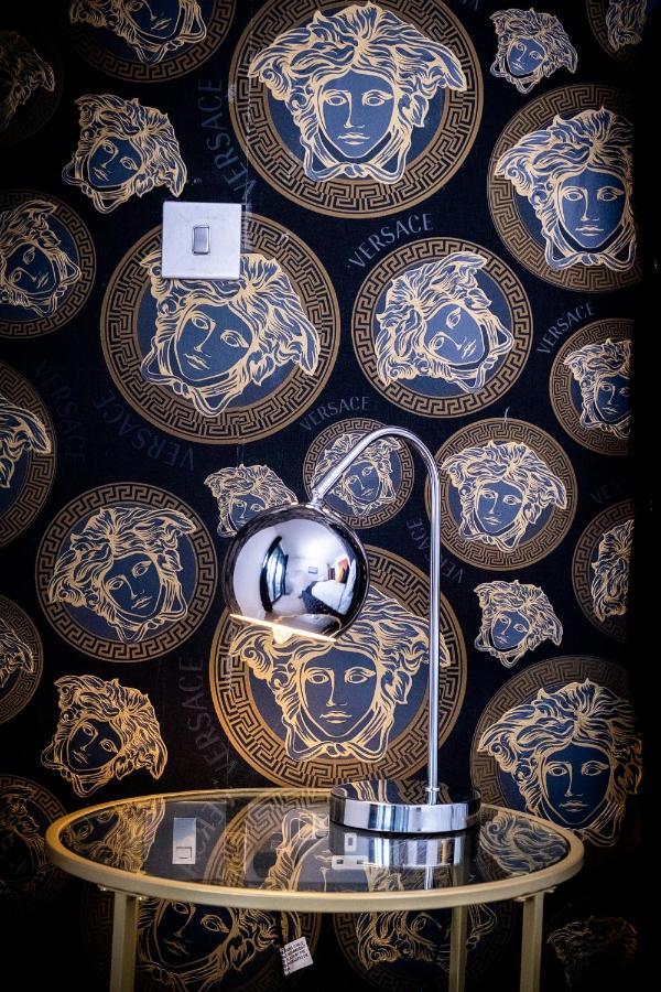 Maevela Apartments - Arcadian Versace Themed Apt ☆ Huge Balcony / Free Parking → Free Netflix -2 Min Walk From Birmingham Hippodrome Theatre, Arcadian, China Town, Sidewalk Club, Gay Village, 5 Mins From New Street Train Station - Birmingham Grand Ce Kültér fotó