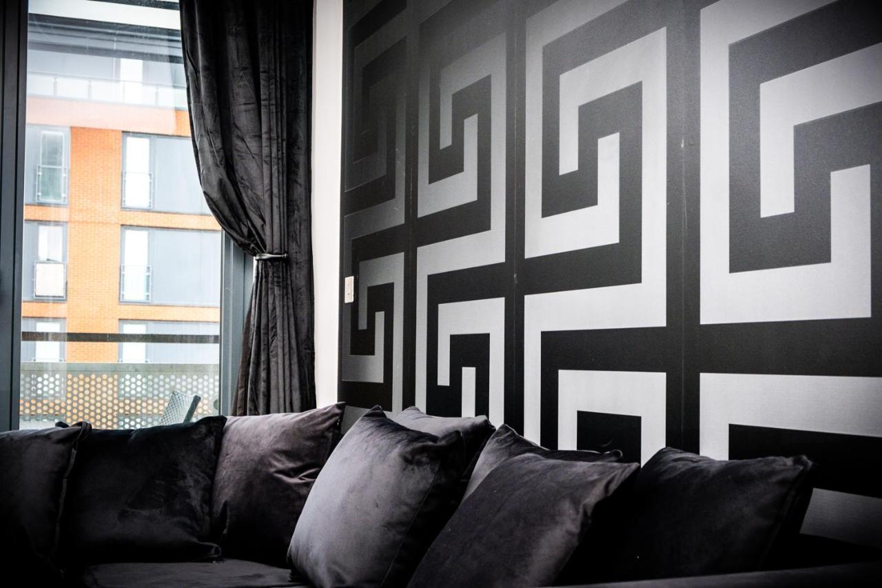 Maevela Apartments - Arcadian Versace Themed Apt ☆ Huge Balcony / Free Parking → Free Netflix -2 Min Walk From Birmingham Hippodrome Theatre, Arcadian, China Town, Sidewalk Club, Gay Village, 5 Mins From New Street Train Station - Birmingham Grand Ce Kültér fotó